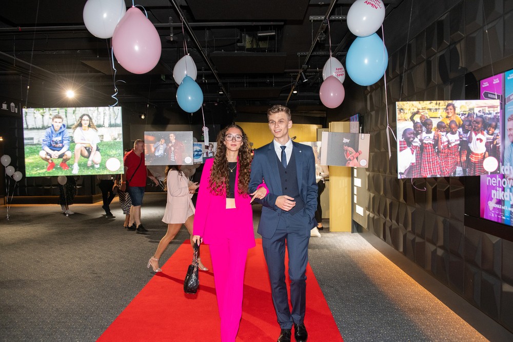 Slávnostná premiéra filmu Nikdy nehovor nikdy