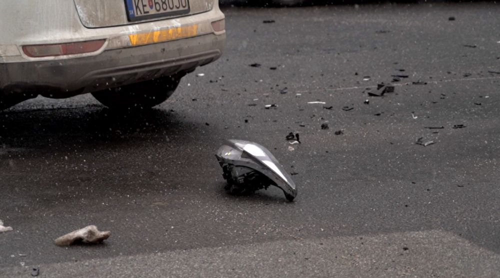 Po vážnej nehode policajnej hliadky odviezli do nemocnice policajta 