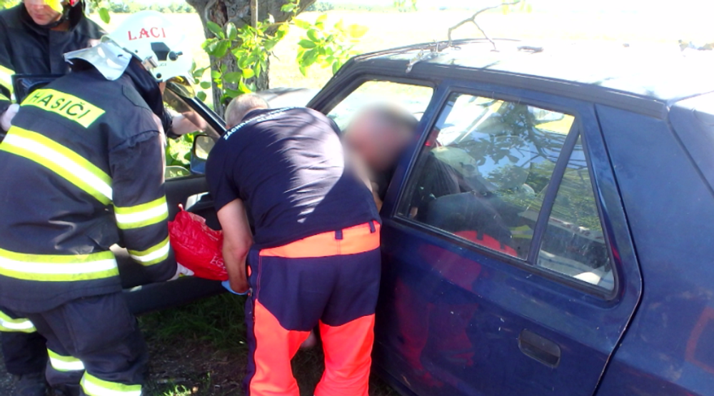 Nezvládol prejazd zákrutou a čelne vrazil do stromu. Pri dychovej skúške mu namerali tri promile