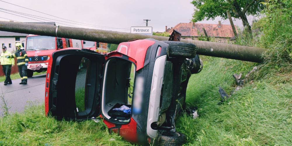 Auto skončilo pod stĺpom