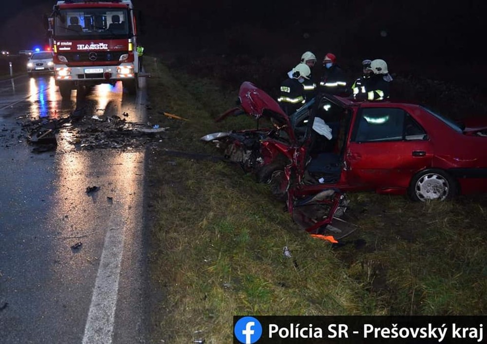 Čelná zrážka sa skončila tragicky, vodič zraneniam na miesto podľahol