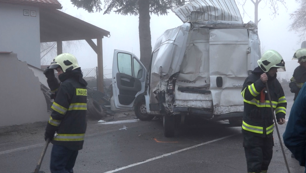 Pri vážnej dopravnej nehode sa zrazil autobus s dodávkou. Viacero cestujúcich sa zranilo