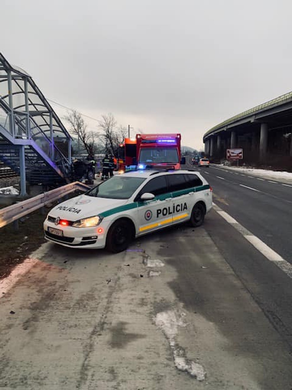 Čelná zrážka s železničným nadchodom sa vodičovi stala osudnou