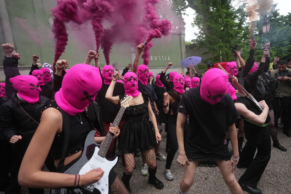 protest pred ruskym pavilonom