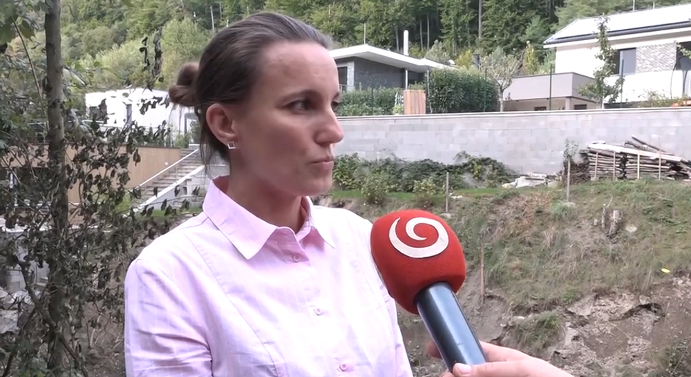 Na zosuv svahu pri domoch mal pomôcť bager. Priviezli ho ale bez bagristu