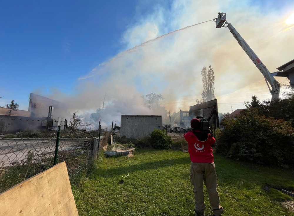 Plamene pohltili drevenú ubytovňu.