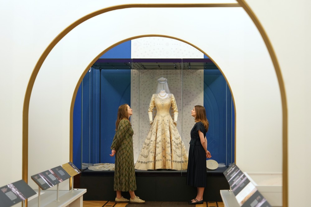 Výstava šiat kráľovnej Alžbety II. v Londýne