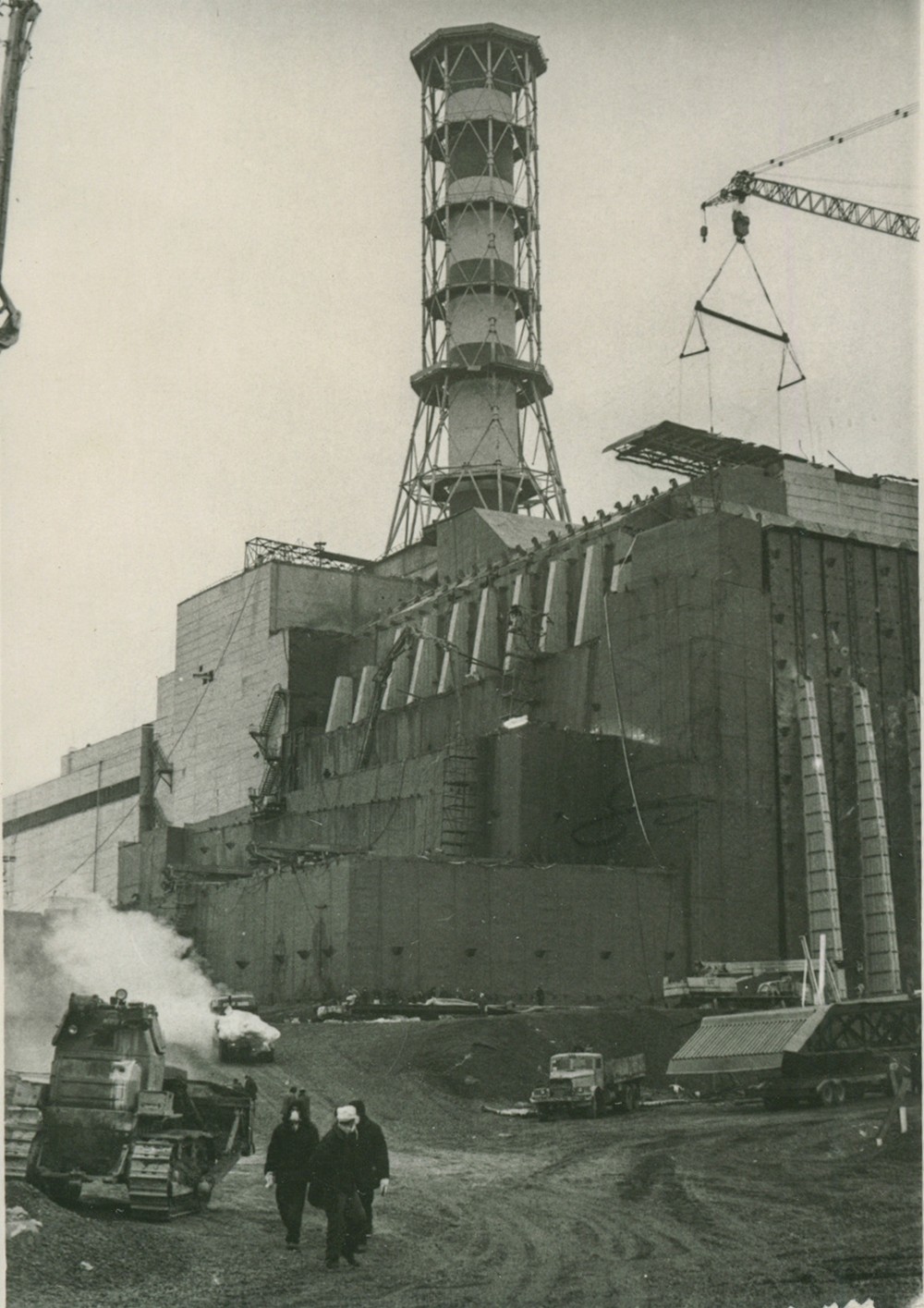 1986 - Montáž kovových konštrukcií a betonáž ochrannej steny 4. bloku Čornobyľskej jadrovej elektrárne.