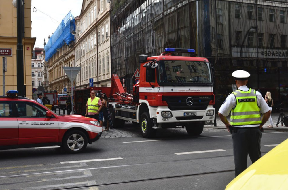 V centre Prahy sa zrútila časť budovy, zavalila niekoľko ľudí