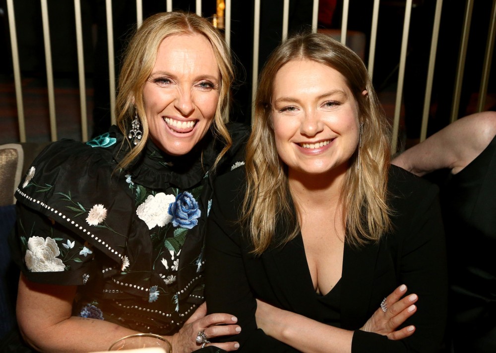 Toni Collette a Merritt Wever