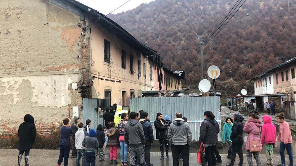 FOTO: Obyvateľom bytovky sa zrútila strecha. O strechu nad hlavou prišlo osemdesiat ľudí 