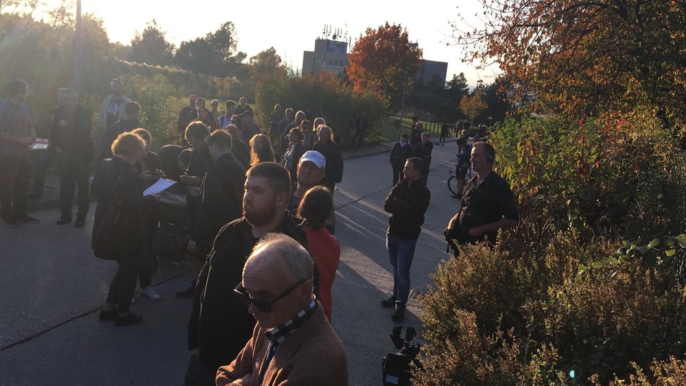 Gorila opäť ožíva aj v uliciach. Pred domom Haščáka sa zhromaždil dav demonštrantov