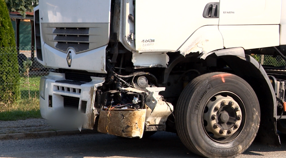 Vážna nehoda na Záhorí. Po náraze do kamióna odhodilo auto pod náves druhého kamionistu
