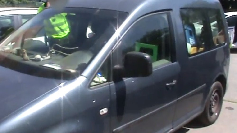 Policajti zachránili život trom psom, vyslobodili ich zo zamknutého auta