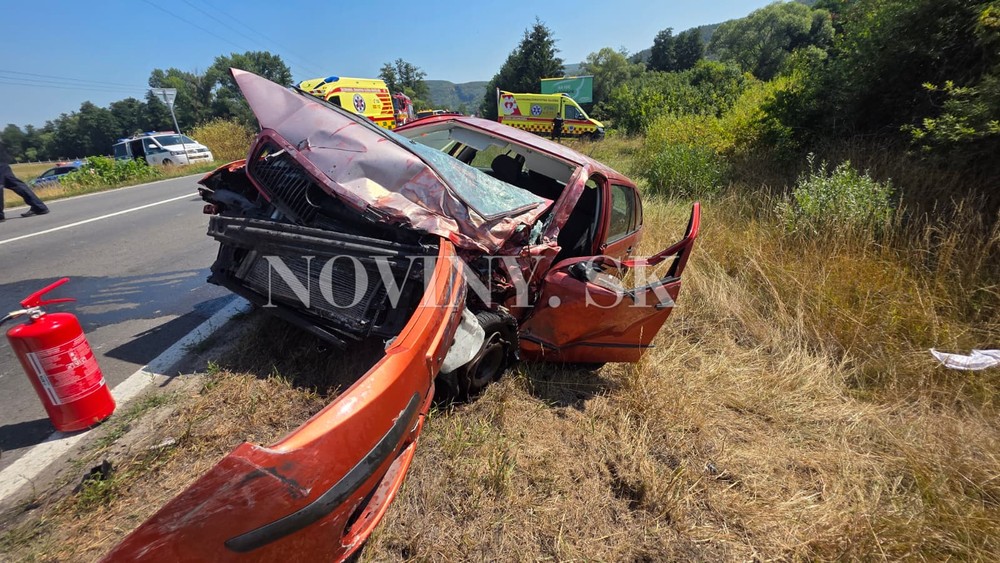 Prevozová sanitka sa zrazila s osobným autom