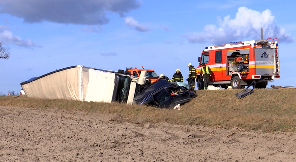 Vodič osobného auta skončil pod kolesami kamióna. Pomoc už bola zbytočná