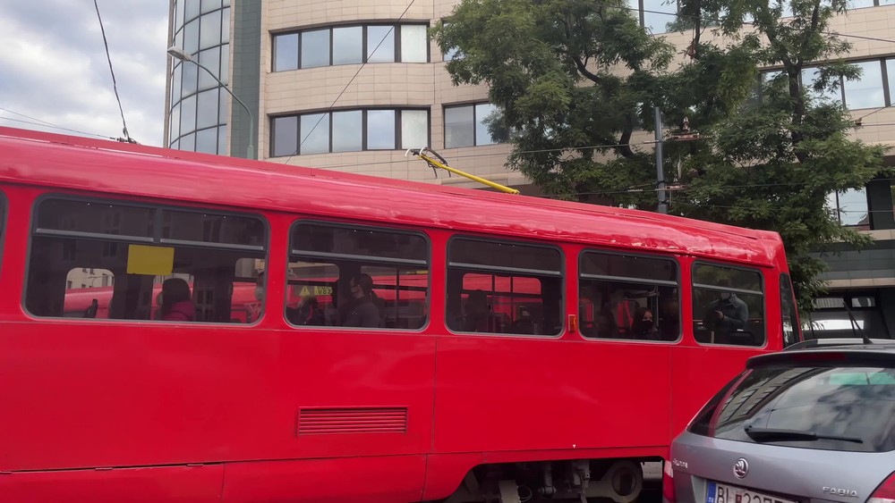 [multi] Električka vykoľajená 4464