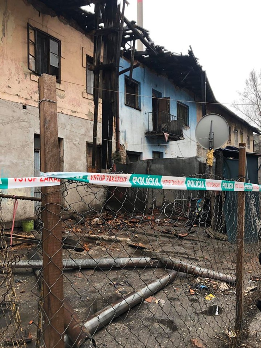 FOTO: Obyvateľom bytovky sa zrútila strecha. O strechu nad hlavou prišlo osemdesiat ľudí 