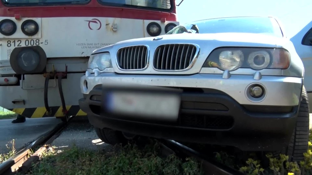Auto sa zrazilo s osobným vlakom