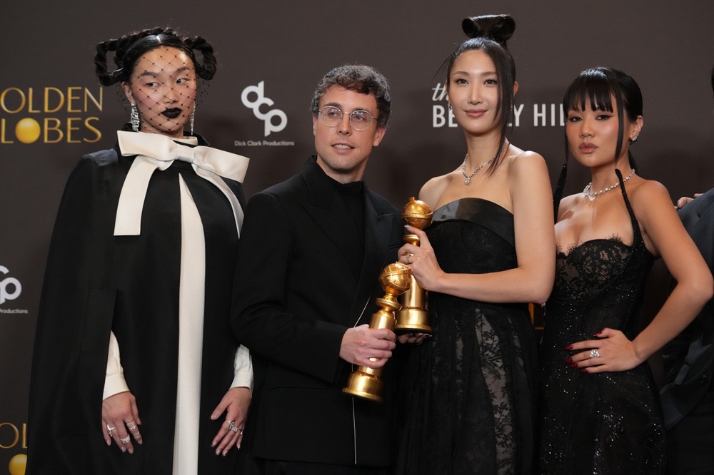 83rd_Golden_Globes_-_Press_Room_05497