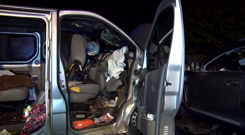 Čelná zrážka osobného auta a dodávky