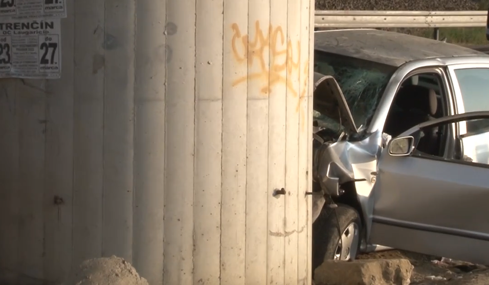 Muž narazil s autom do mostného piliera