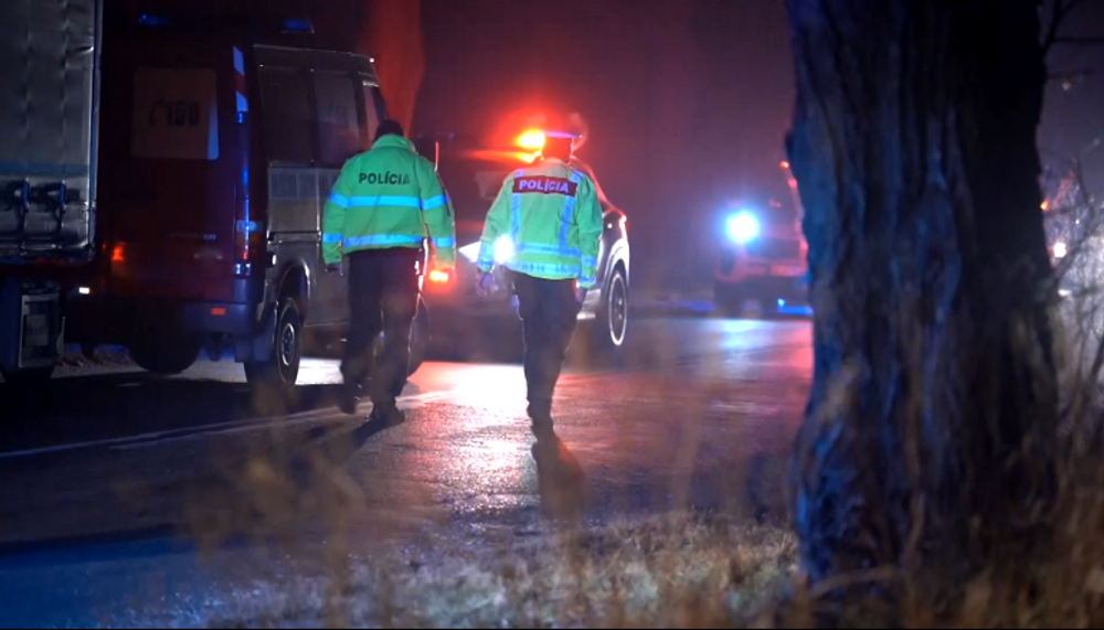 Čelná zrážka sa skončila tragicky, zo zdemolovaného vraku museli vodiča vyprostiť hasiči