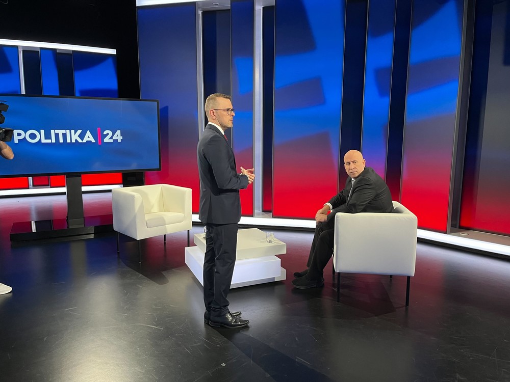 Politika 24 s ministrom dopravy Rážom