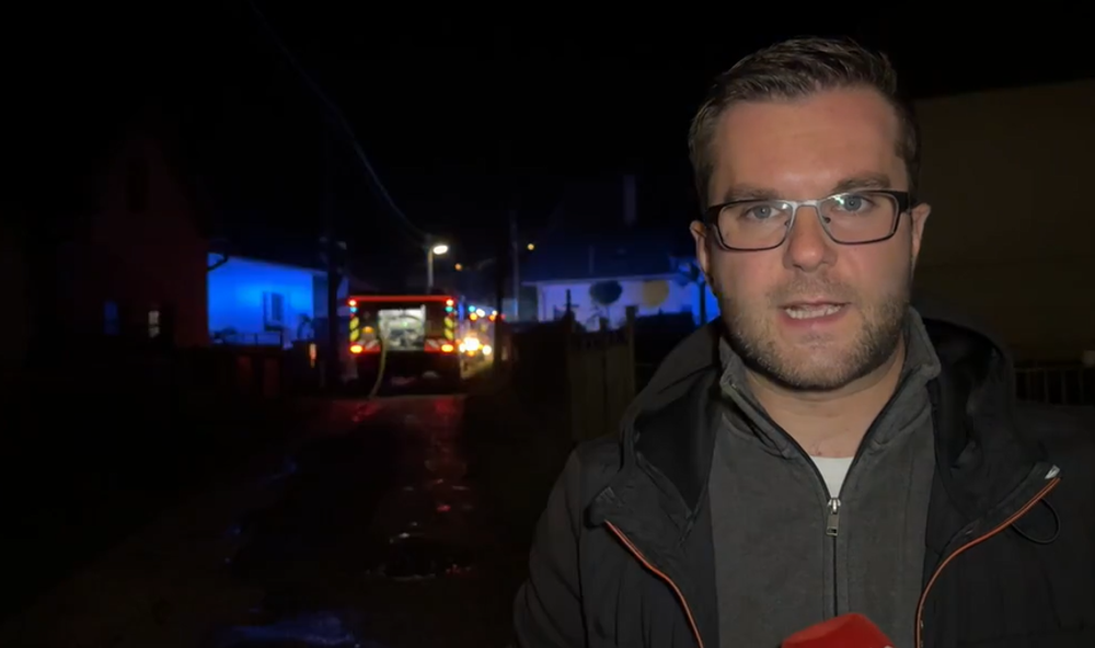 Plamene zachvátili domovú prístavbu. Príčinou požiaru mohlo byť auto