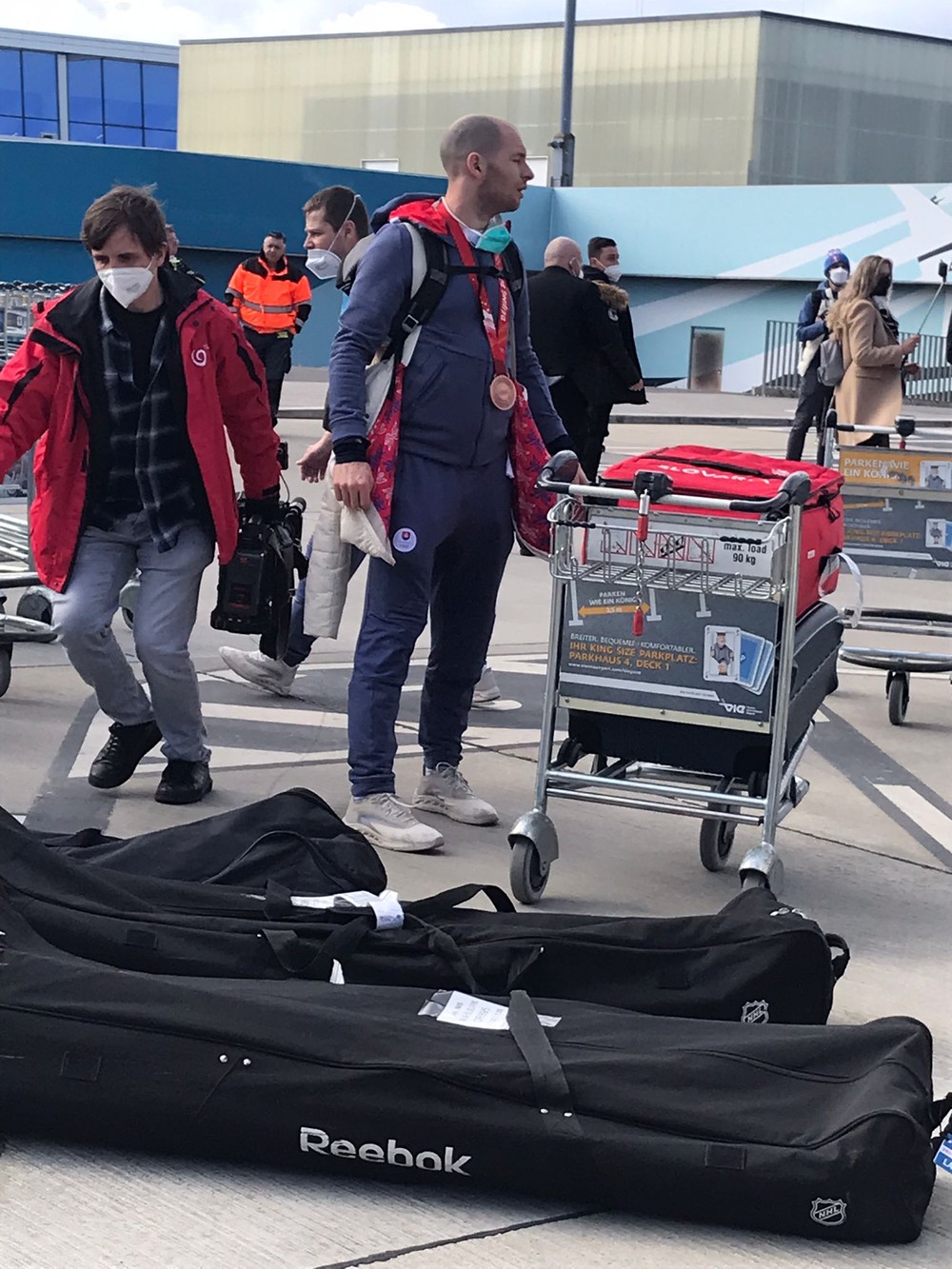 Slovenskí hokejisti prileteli do Viedne