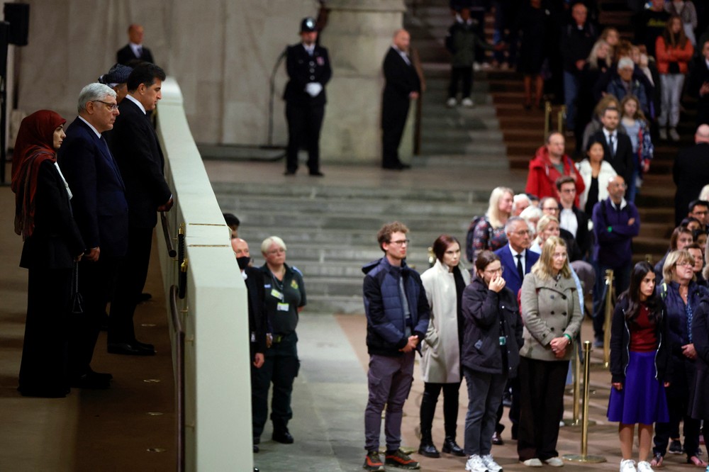 Británia sa lúči s kráľovnou Alžbetou II.