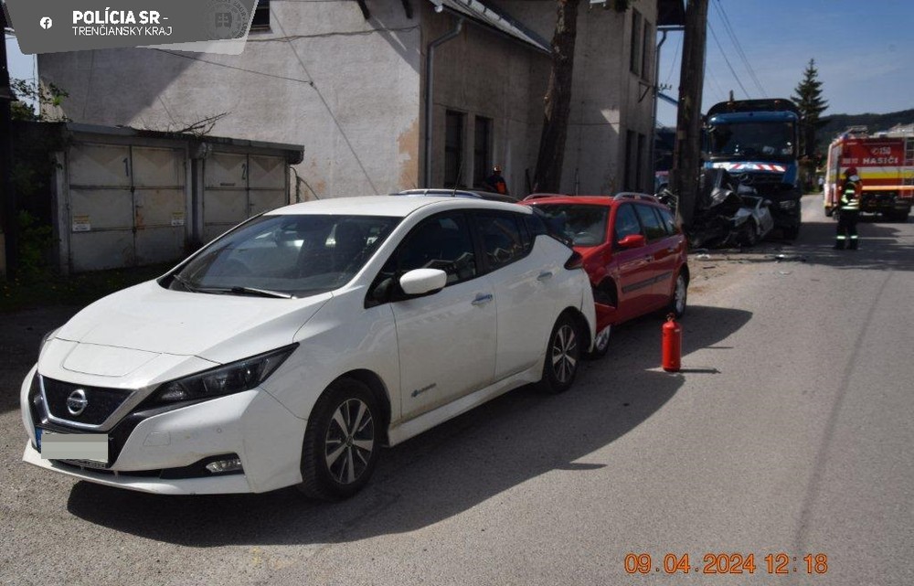 lednické rovne smetiar zdemoloval 8 áut (5)