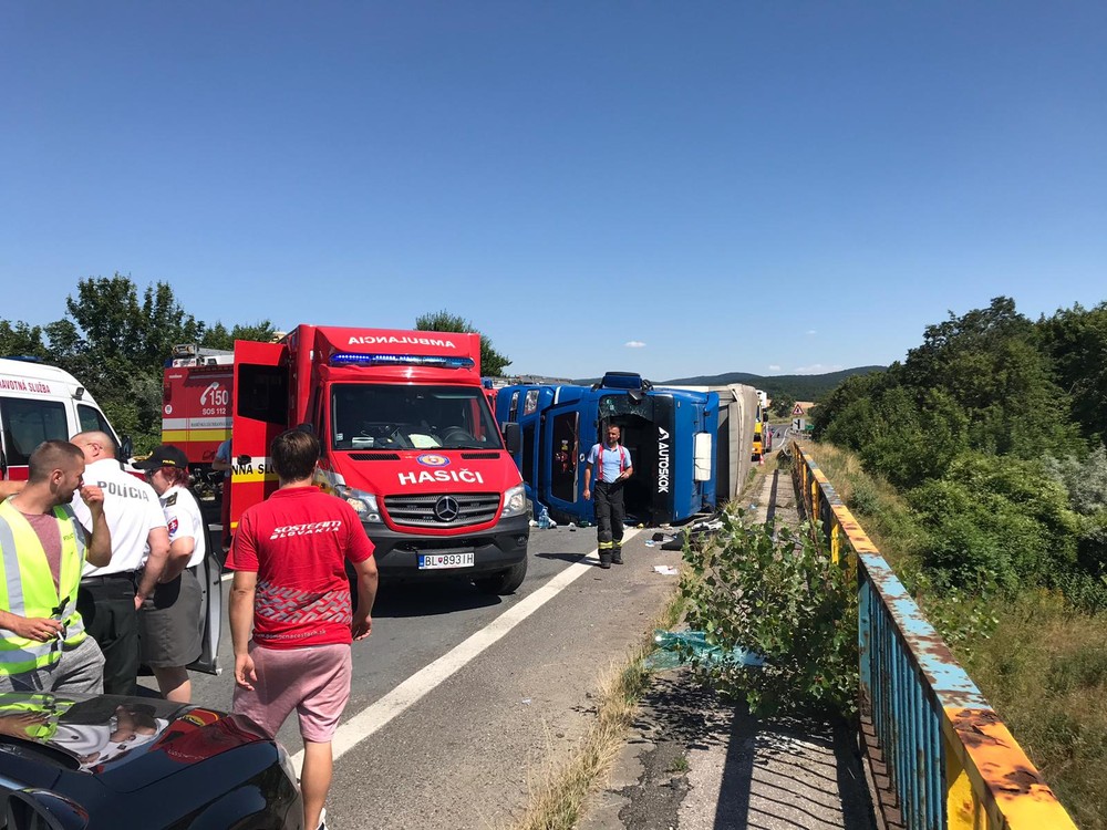 Vážna nehoda si vyžiadala výjazd leteckých záchranárov. Na ceste ostal prevrátený kamión