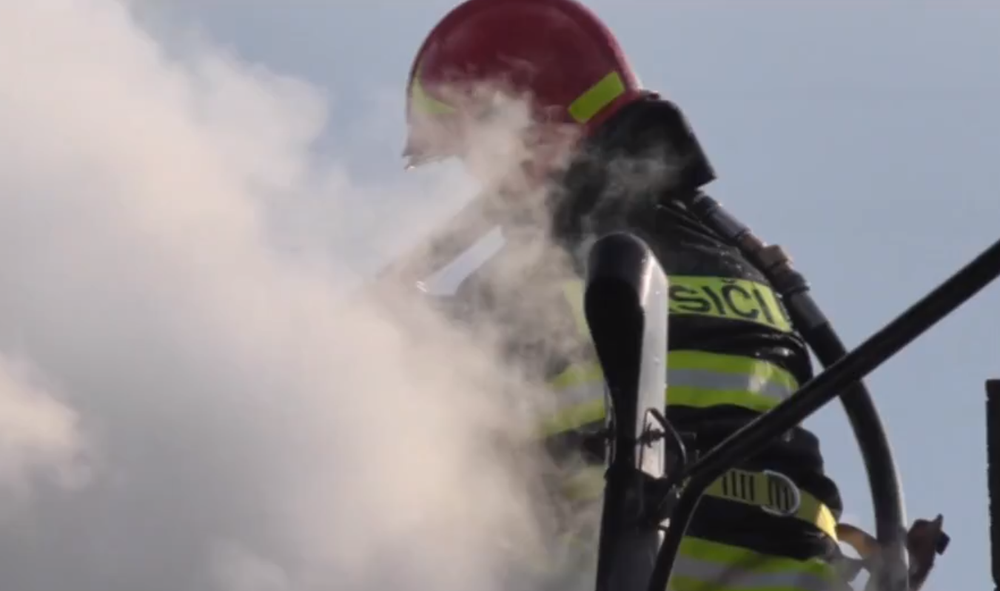 Strecha v plameňoch: Pomoc hasičov z okolia Sniny potreboval ich vlastný kolega 