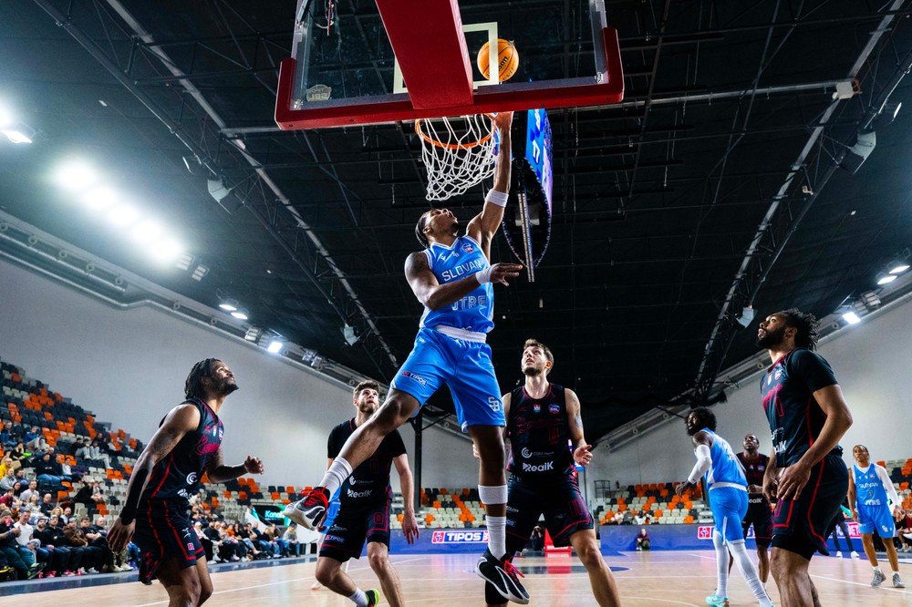 20260106BASKET_SLOVAN_KOMARNO_11183692