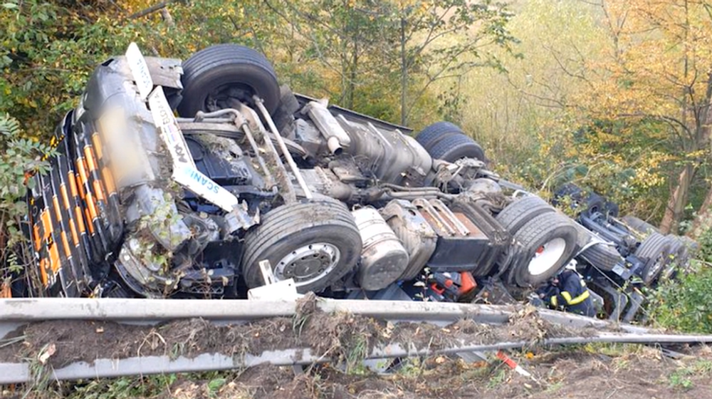 Nehoda kamióna zablokovala cestu pri Strečne, vodič skončil v policajnej cele