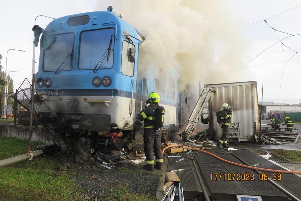 zrážka vlak kamion požiar hasiči (7)