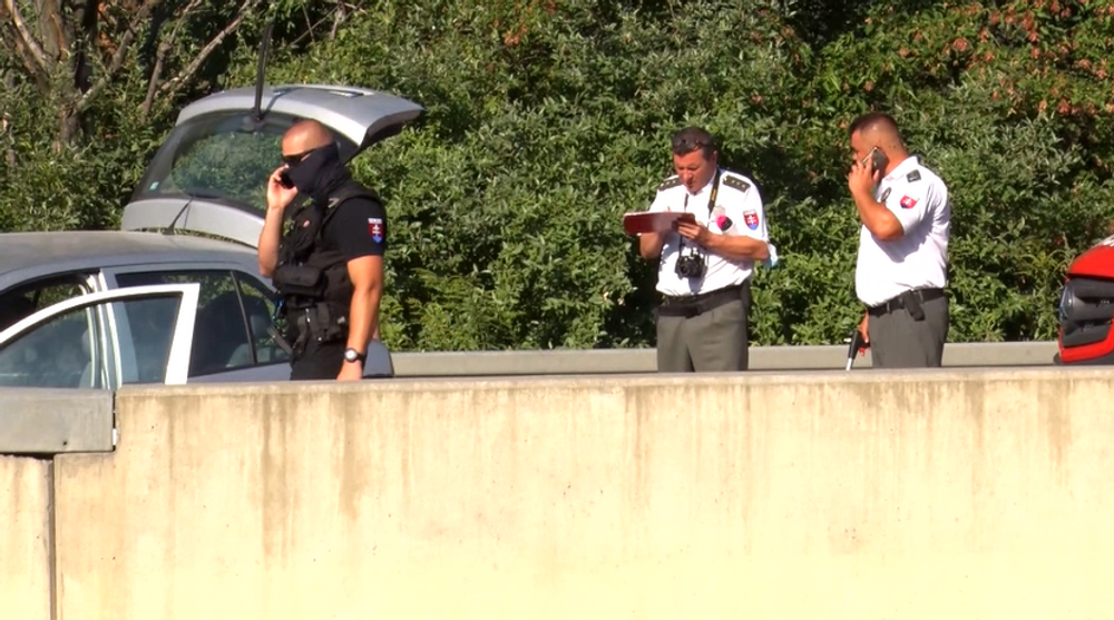 Zrážka troch vozidiel uzavrela diaľnicu do Košíc, v oboch smeroch to spôsobilo kolóny 