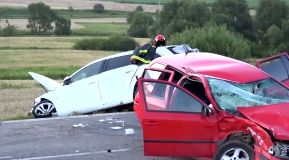 Jeden mŕtvy, traja ťažko a traja ľahko zranení. Toto je výsledok zrážky troch áut