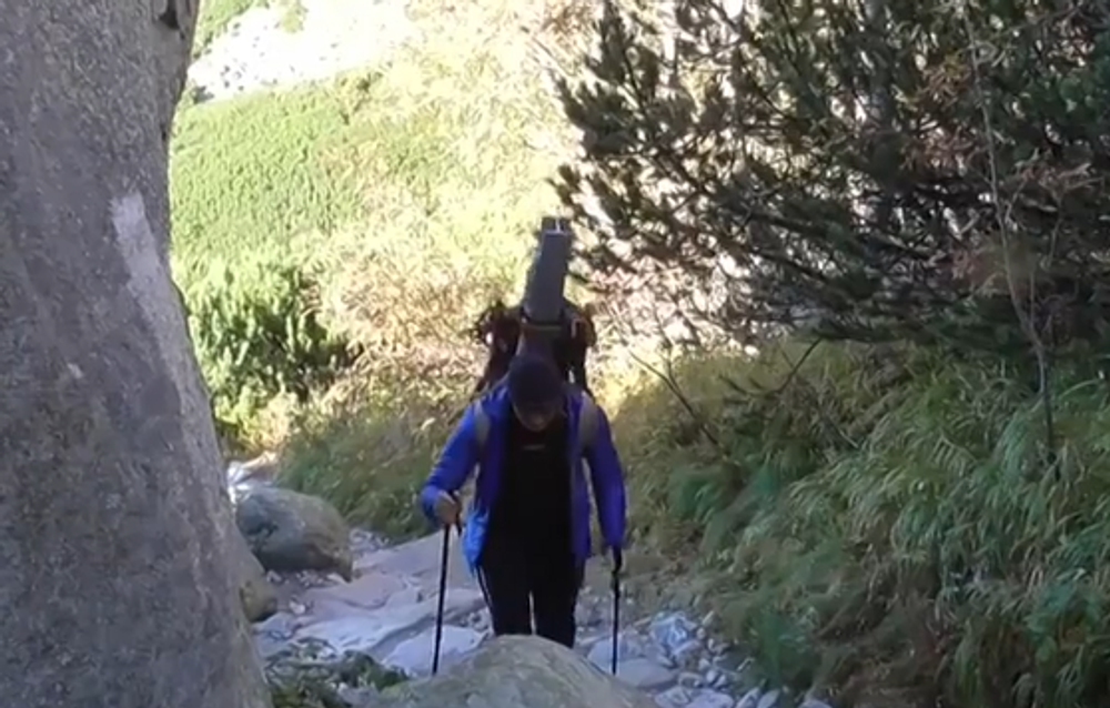 Turistov v Tatrách prekvapila netradičná vynáška na Chatu pod Rysmi 