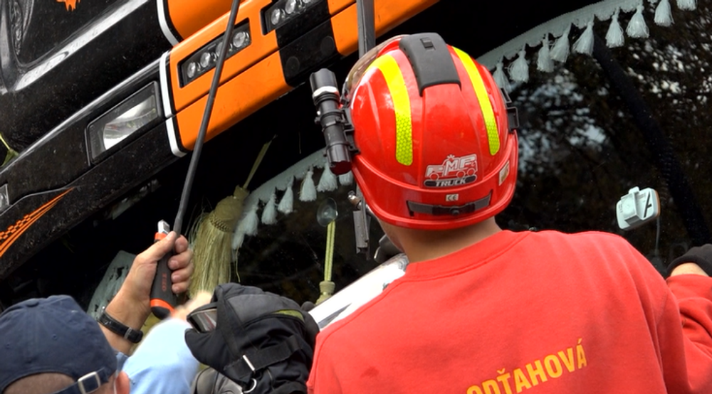 Nehoda kamióna zablokovala cestu pri Strečne, vodič skončil v policajnej cele