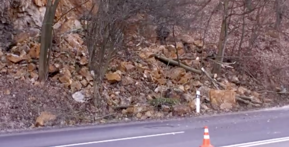 Časť skaly sa zosypala na miestnu komunikáciu