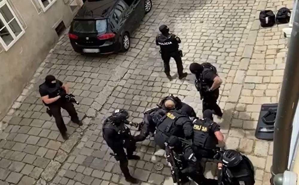V centre Bratislavy spacifikovali ozbrojeného muža, v okolí ostávajú pyrotechnici