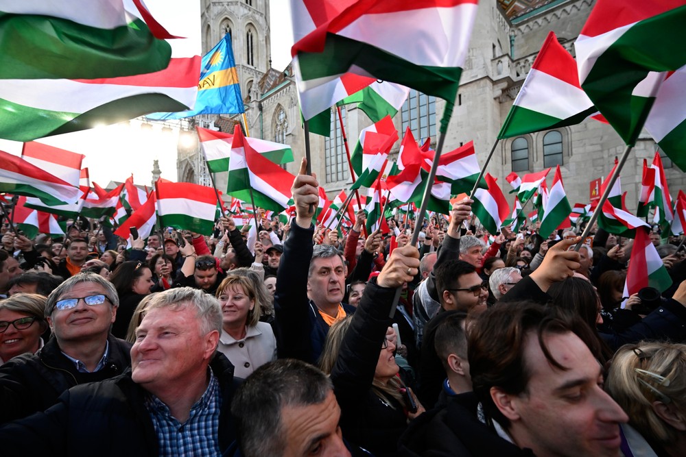 Mítingy Fideszu a TISZA deň pred voľbami v Maďarsku