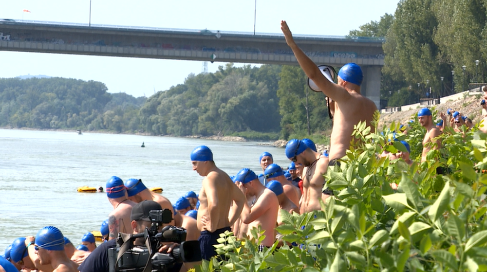 FOTO: Vyše tisíc ľudí preplávalo Dunaj. Medzi nimi aj primátor Vallo