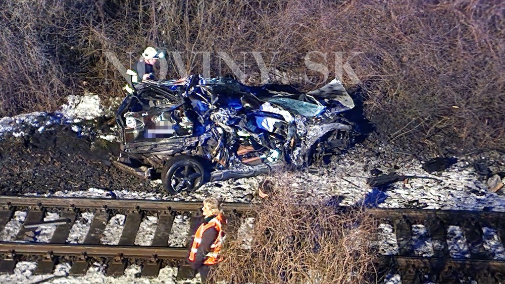 Auto spadlo z mosta na trať