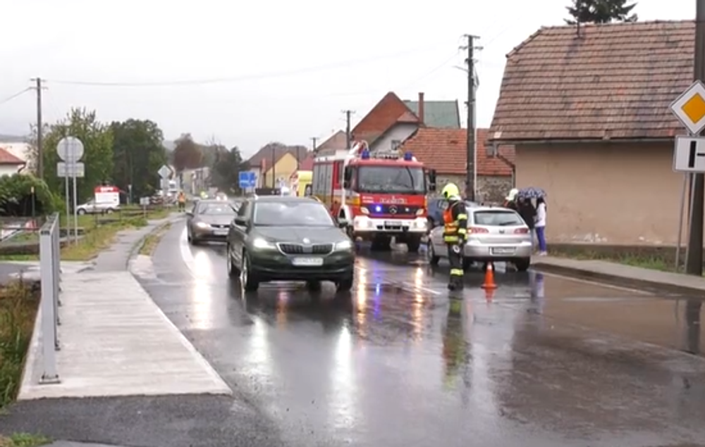 Dve osobné autá skončili v rodinnom dome