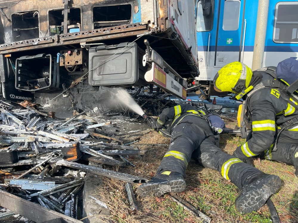 zrážka vlak kamion požiar hasiči (2)