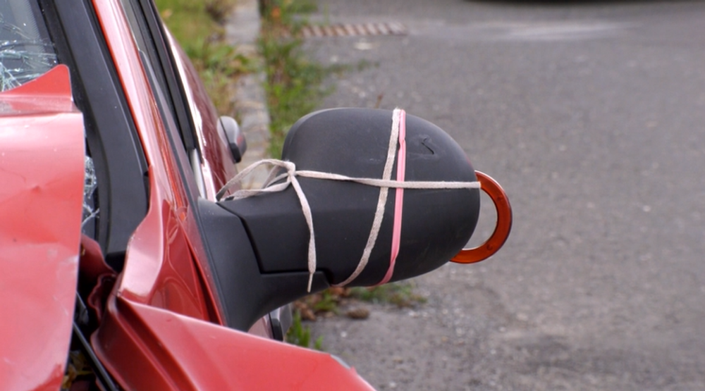 FOTO: Neuveríte, čím si vodič nahradil spätné zrkadlo! Kozmetické zrkadielko upevnil šnúrkami od topánok 