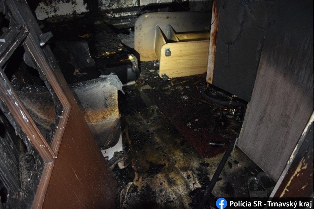 Byt zhorel do tla. Pri záchrane sa zranili aj traja policajti